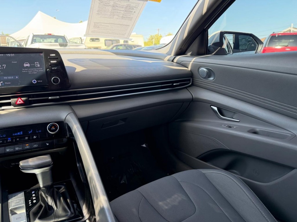 Hyundai Elantra Vehicle Full-screen Gallery Image 26