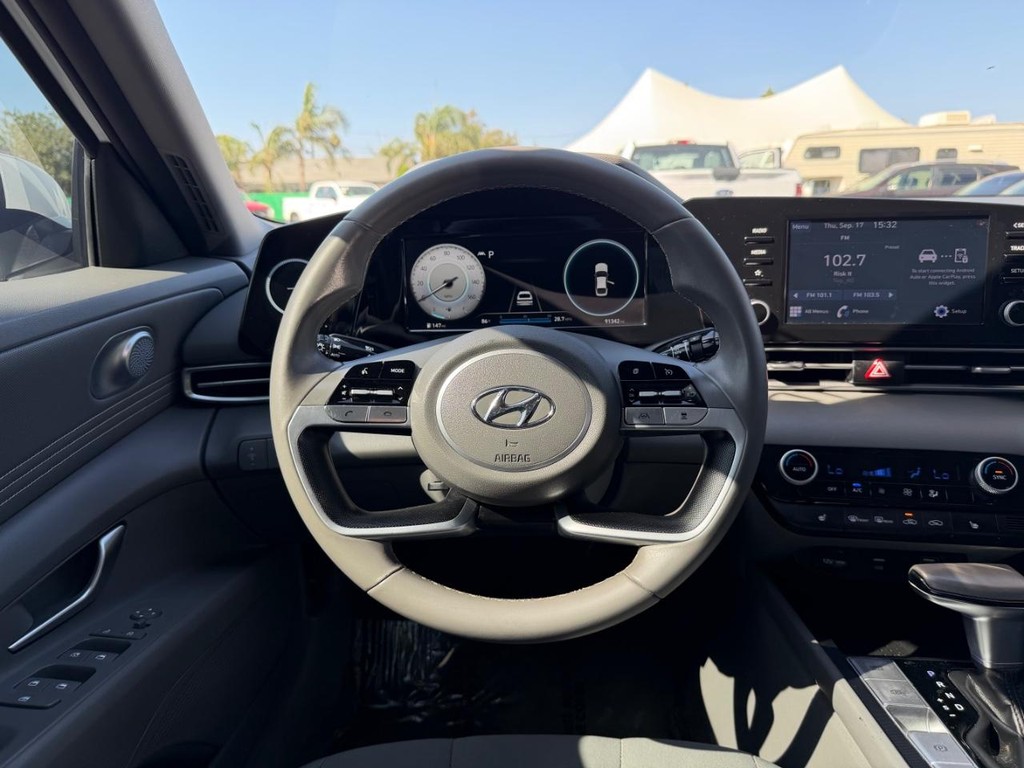 Hyundai Elantra Vehicle Full-screen Gallery Image 27