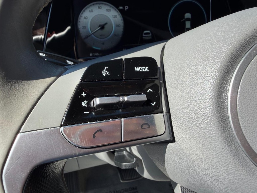 Hyundai Elantra Vehicle Full-screen Gallery Image 28