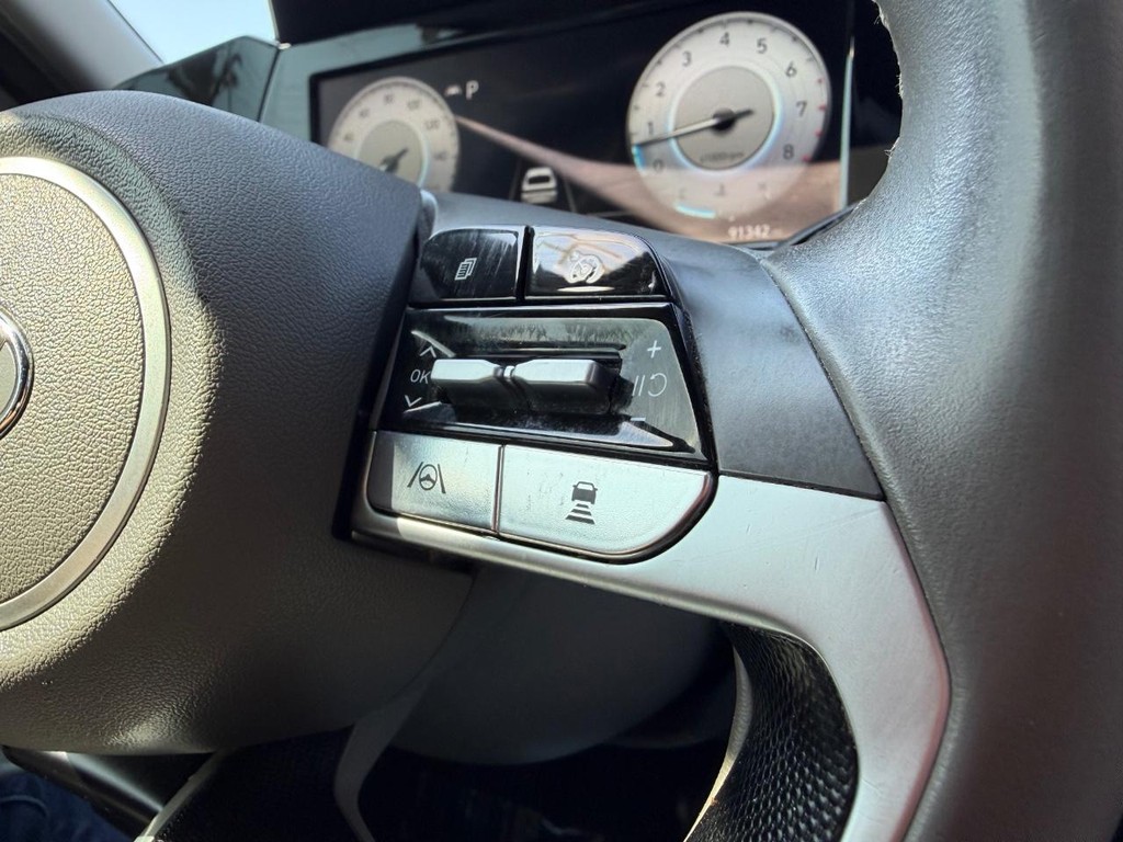 Hyundai Elantra Vehicle Full-screen Gallery Image 29
