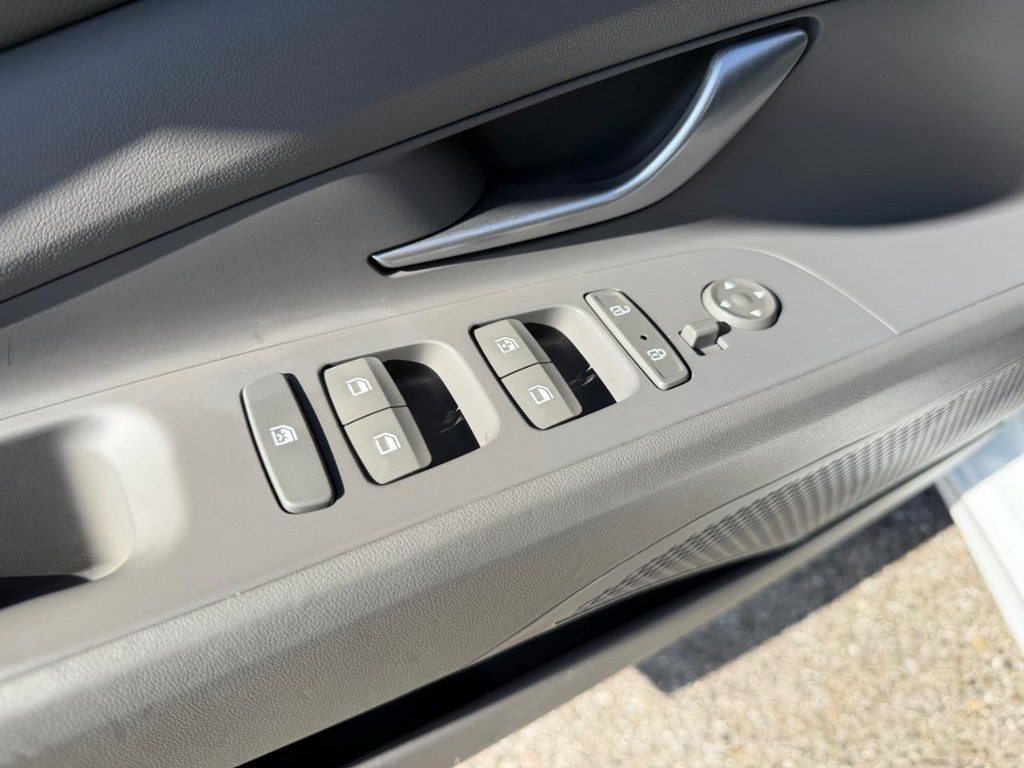 Hyundai Elantra Vehicle Full-screen Gallery Image 31