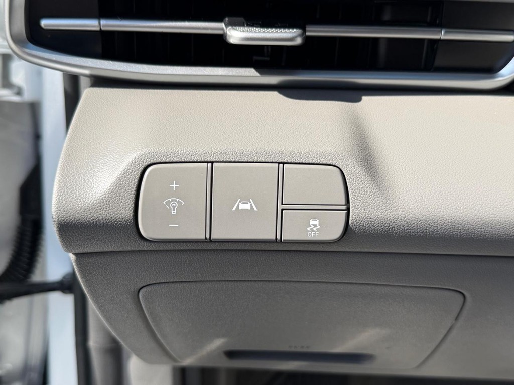 Hyundai Elantra Vehicle Full-screen Gallery Image 32