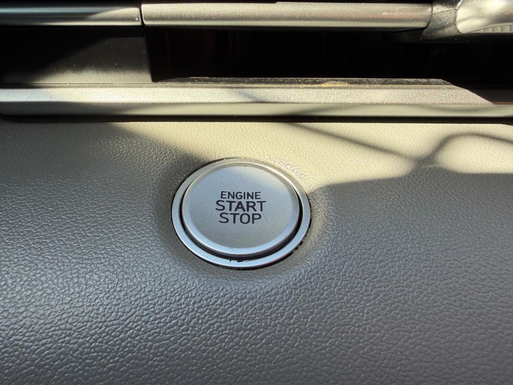 Hyundai Elantra Vehicle Full-screen Gallery Image 33
