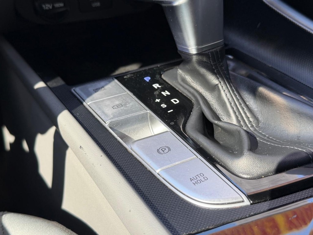 Hyundai Elantra Vehicle Full-screen Gallery Image 34