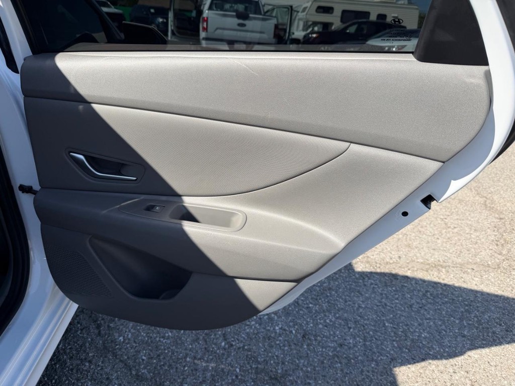 Hyundai Elantra Vehicle Full-screen Gallery Image 37