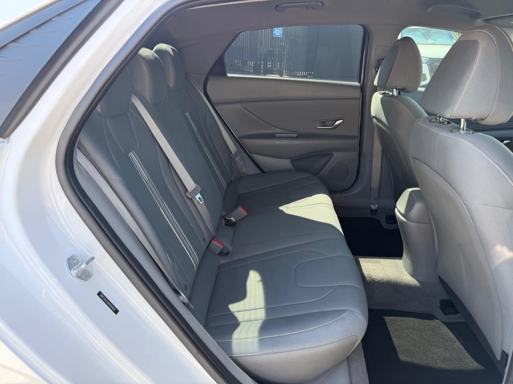 Hyundai Elantra Vehicle Full-screen Gallery Image 38