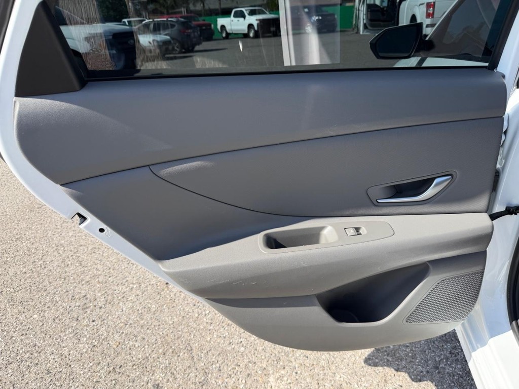 Hyundai Elantra Vehicle Full-screen Gallery Image 39