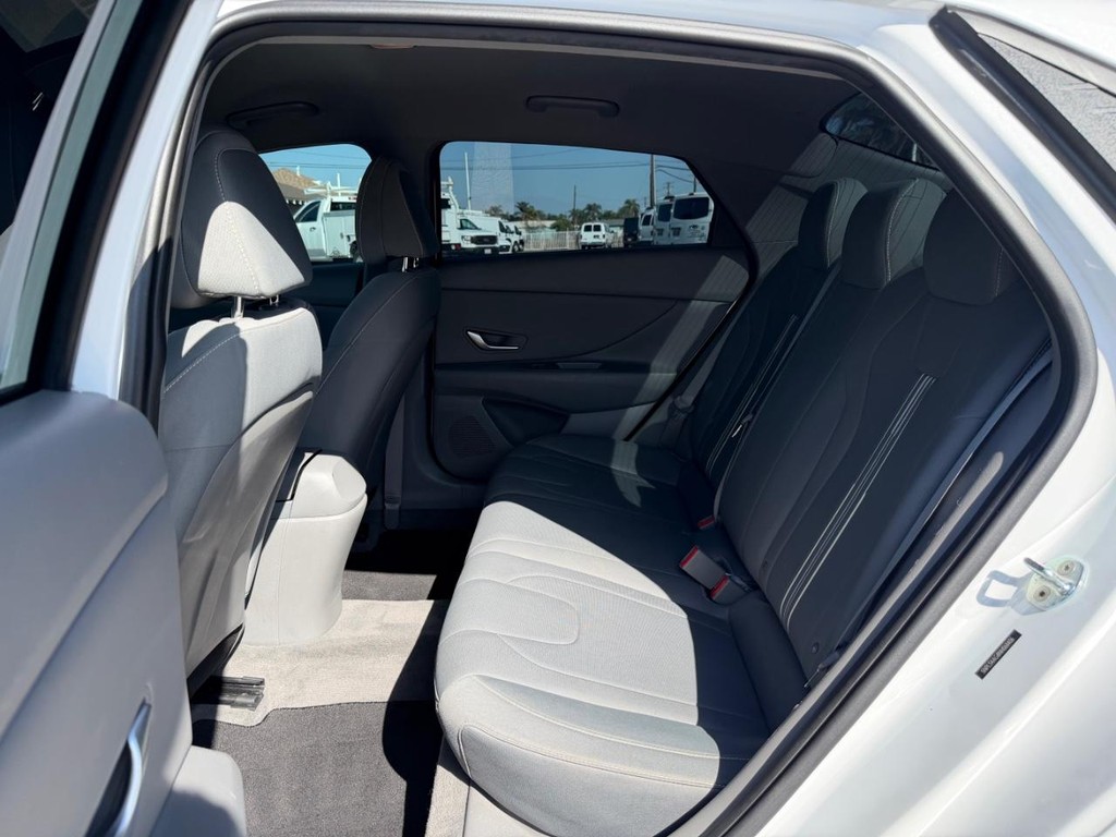 Hyundai Elantra Vehicle Full-screen Gallery Image 40