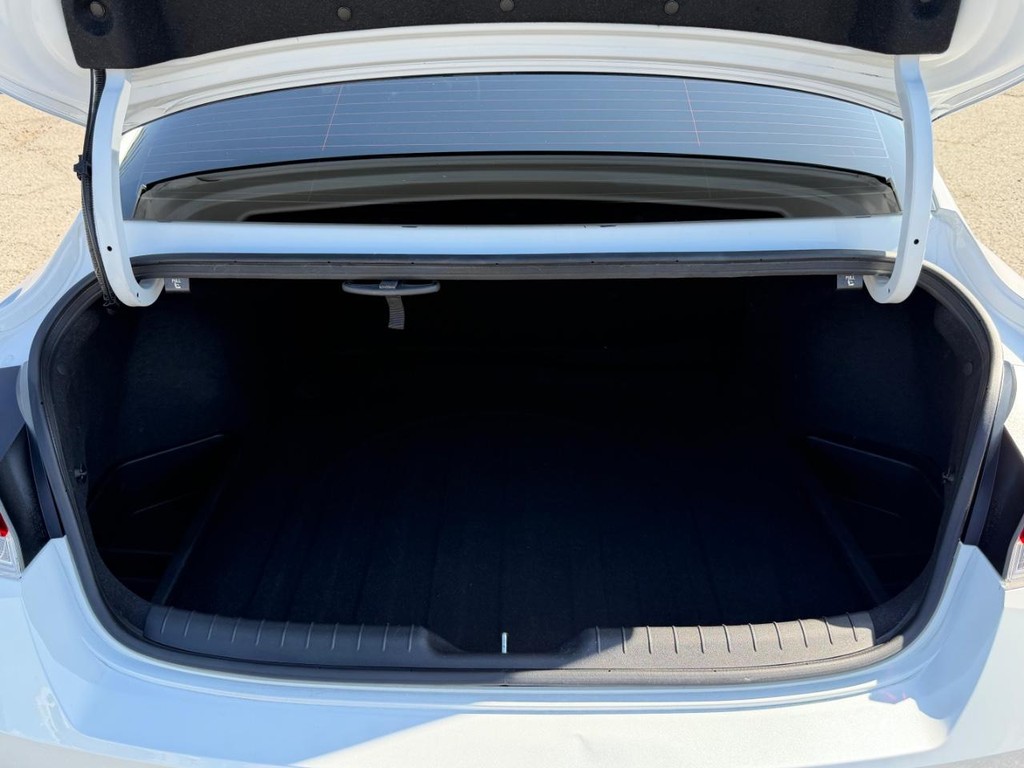 Hyundai Elantra Vehicle Full-screen Gallery Image 43