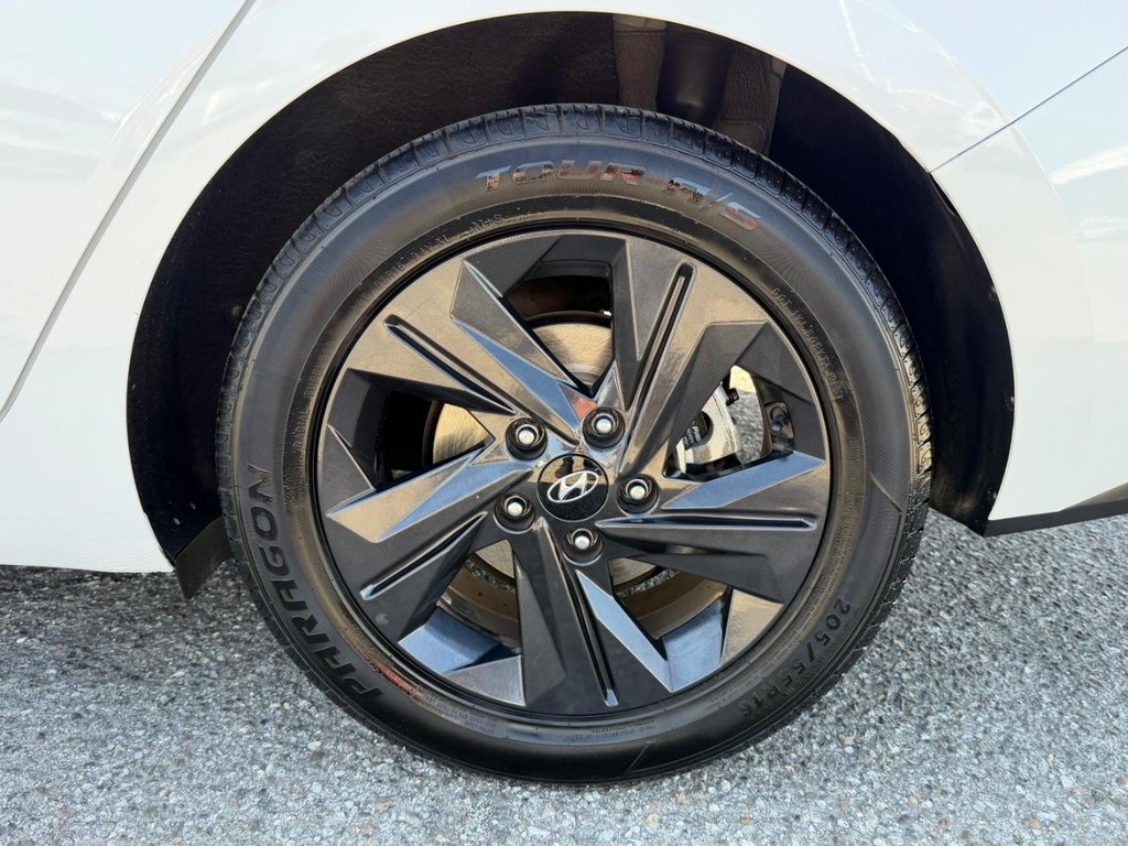 Hyundai Elantra Vehicle Full-screen Gallery Image 44