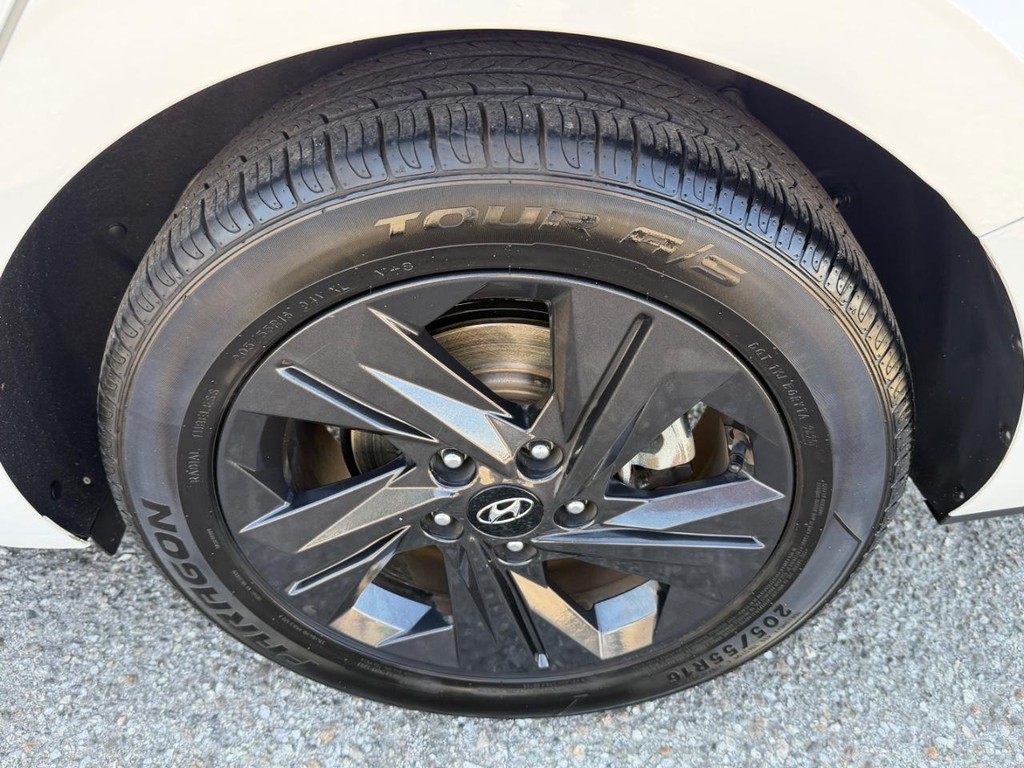 Hyundai Elantra Vehicle Full-screen Gallery Image 45