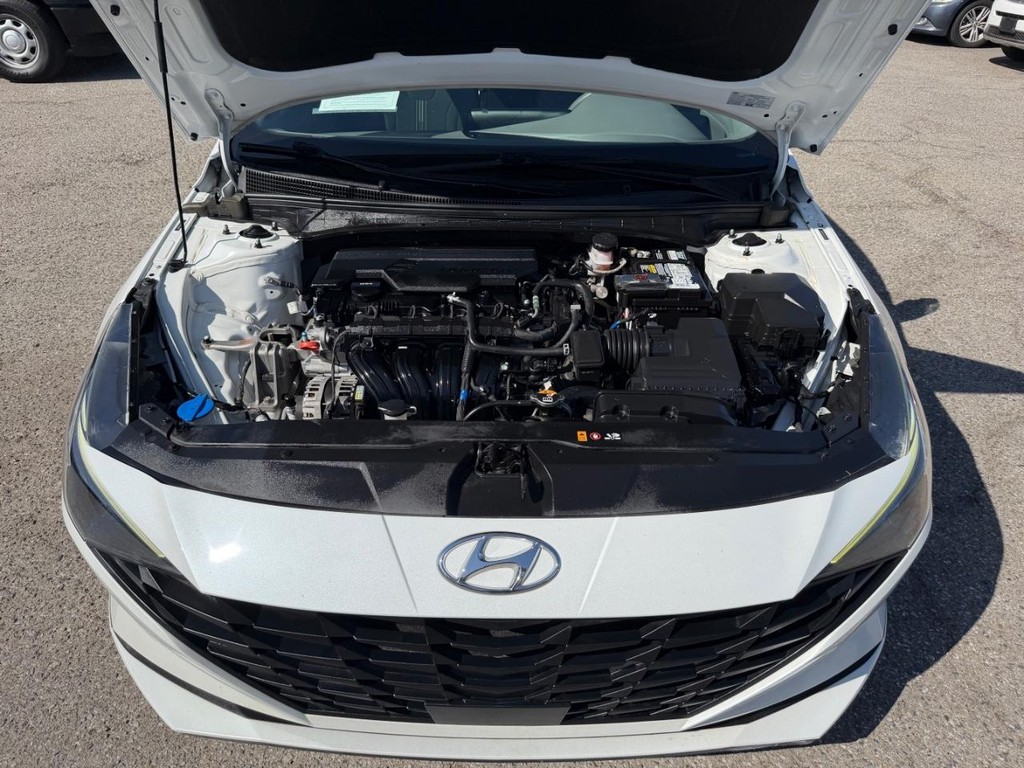 Hyundai Elantra Vehicle Full-screen Gallery Image 46