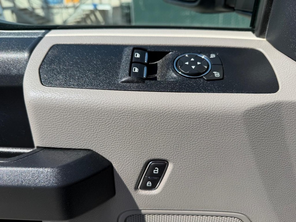 Ford F-250 Vehicle Full-screen Gallery Image 37