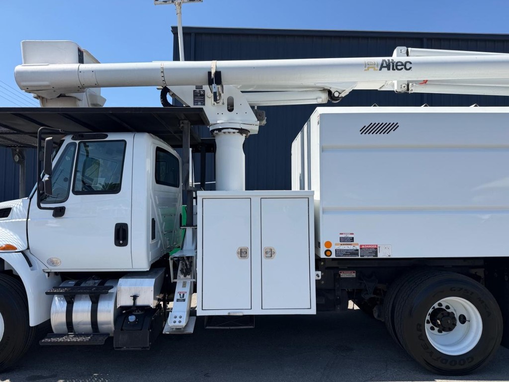 International 4400 Altec LR756 Forestry Bucket Truck / Vehicle Full-screen Gallery Image 08