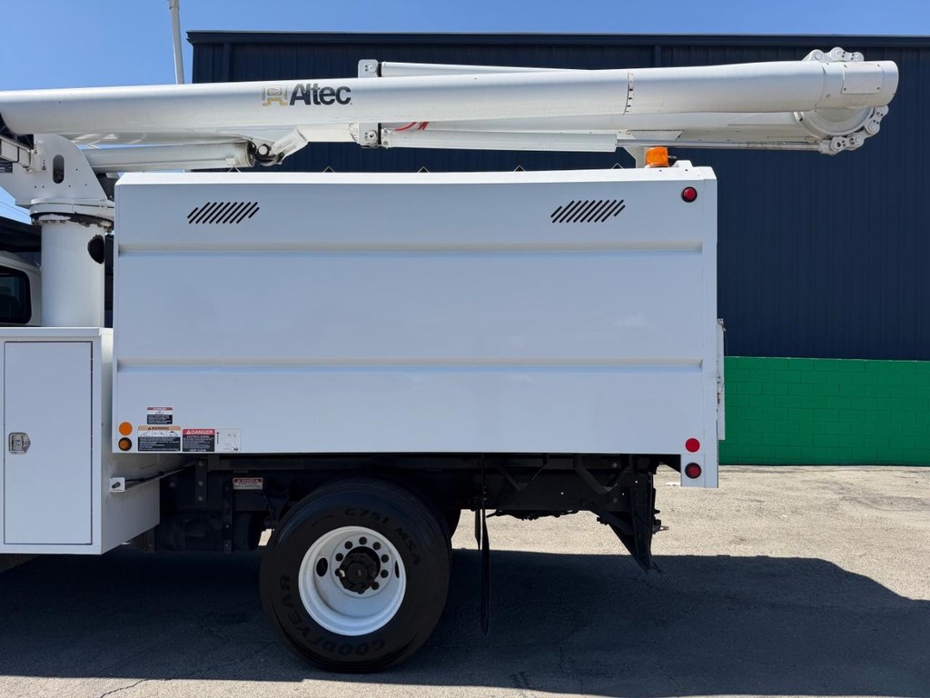 International 4400 Altec LR756 Forestry Bucket Truck / Vehicle Full-screen Gallery Image 09