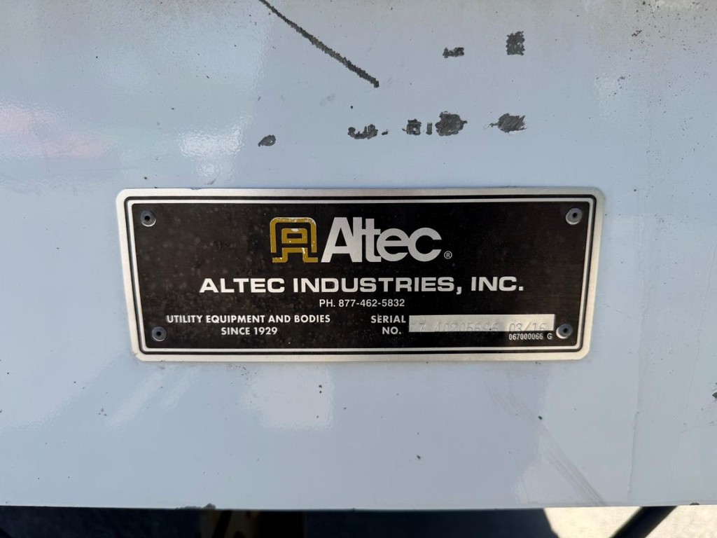 International 4400 Altec LR756 Forestry Bucket Truck / Vehicle Full-screen Gallery Image 19