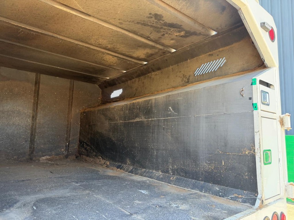 International 4400 Altec LR756 Forestry Bucket Truck / Vehicle Full-screen Gallery Image 24