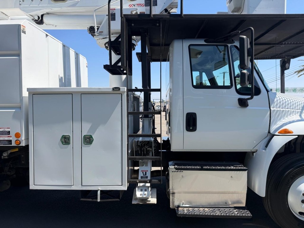 International 4400 Altec LR756 Forestry Bucket Truck / Vehicle Full-screen Gallery Image 36