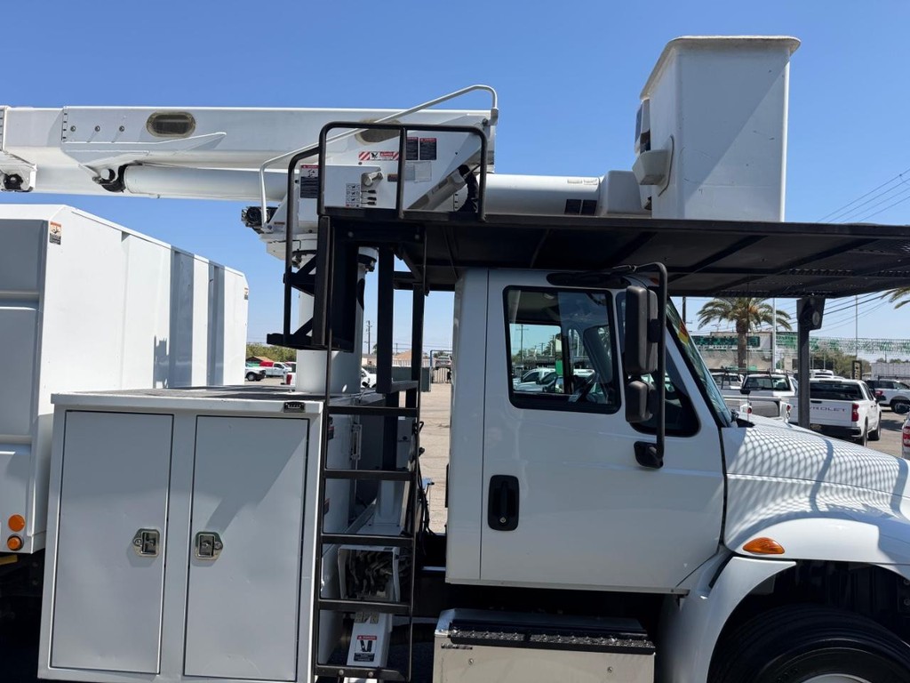 International 4400 Altec LR756 Forestry Bucket Truck / Vehicle Full-screen Gallery Image 37