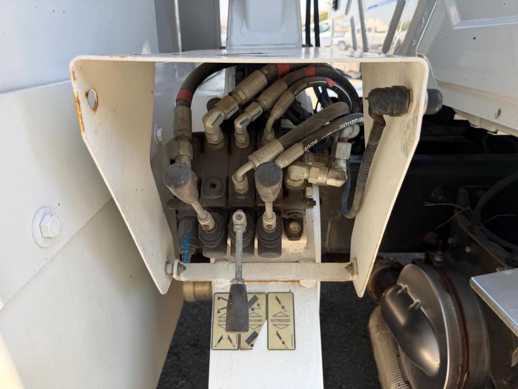 International 4400 Altec LR756 Forestry Bucket Truck / Vehicle Full-screen Gallery Image 39