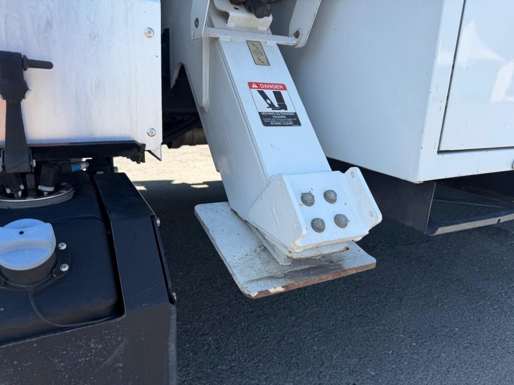 International 4400 Altec LR756 Forestry Bucket Truck / Vehicle Full-screen Gallery Image 41