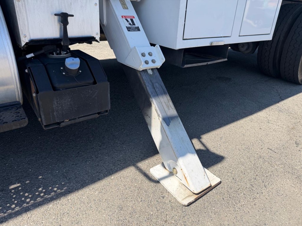 International 4400 Altec LR756 Forestry Bucket Truck / Vehicle Full-screen Gallery Image 42