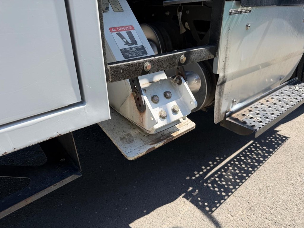 International 4400 Altec LR756 Forestry Bucket Truck / Vehicle Full-screen Gallery Image 43