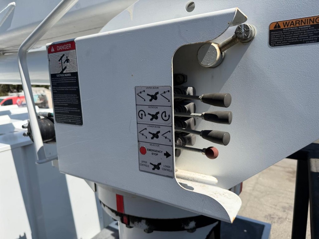 International 4400 Altec LR756 Forestry Bucket Truck / Vehicle Full-screen Gallery Image 46