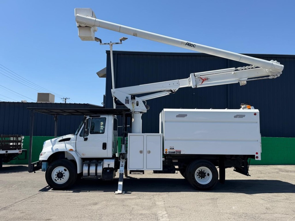 International 4400 Altec LR756 Forestry Bucket Truck / Vehicle Full-screen Gallery Image 51