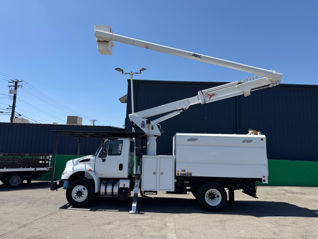 International 4400 Altec LR756 Forestry Bucket Truck / Vehicle Full-screen Gallery Image 54