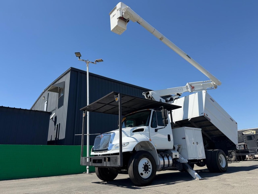 International 4400 Altec LR756 Forestry Bucket Truck / Vehicle Full-screen Gallery Image 56