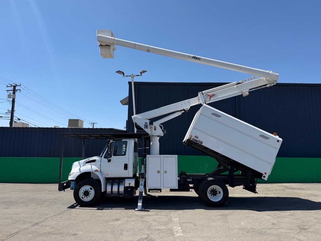 International 4400 Altec LR756 Forestry Bucket Truck / Vehicle Full-screen Gallery Image 57