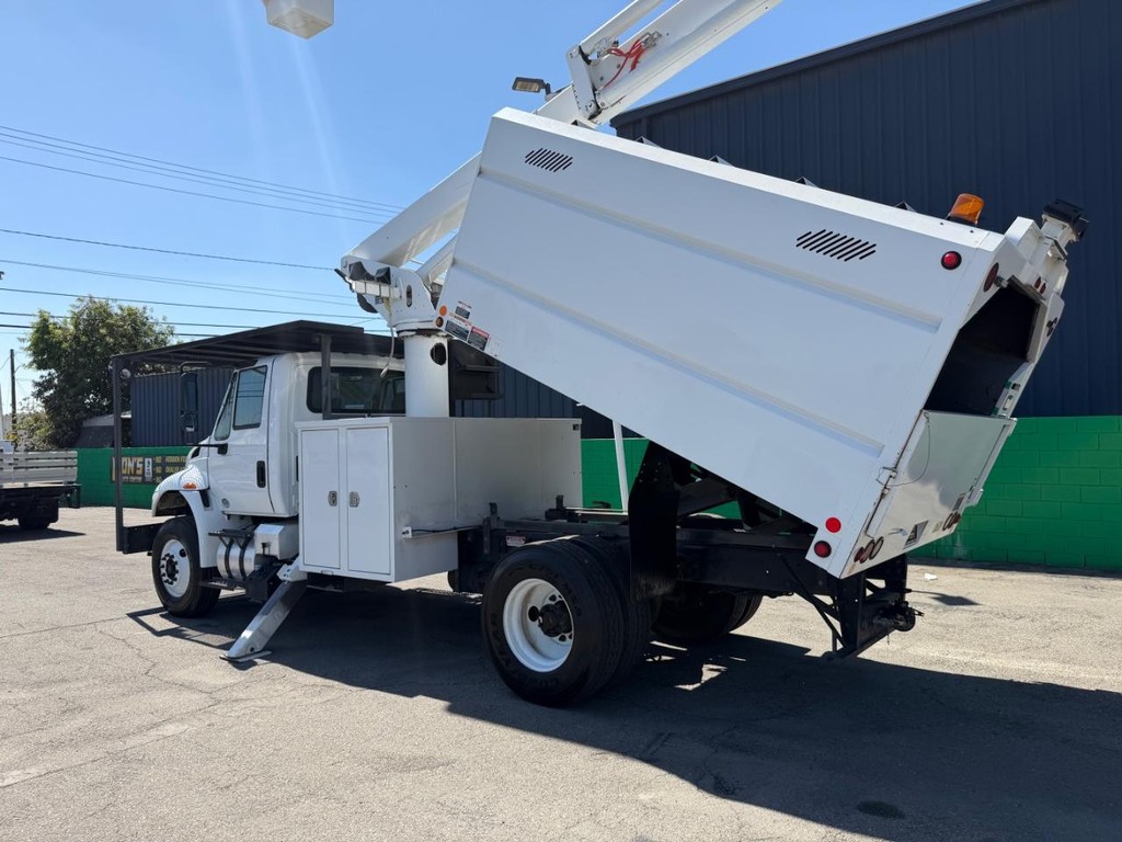 International 4400 Altec LR756 Forestry Bucket Truck / Vehicle Full-screen Gallery Image 59