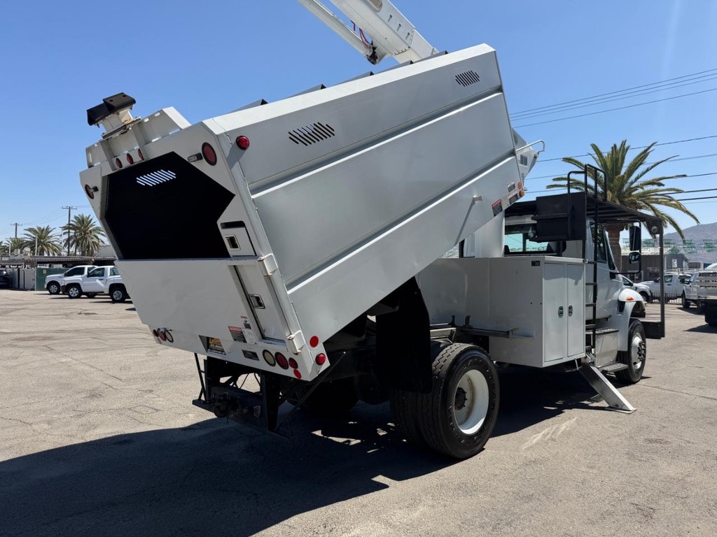 International 4400 Altec LR756 Forestry Bucket Truck / Vehicle Full-screen Gallery Image 61