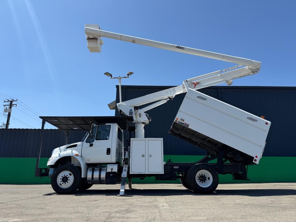 International 4400 Altec LR756 Forestry Bucket Truck / Vehicle Full-screen Gallery Image 64