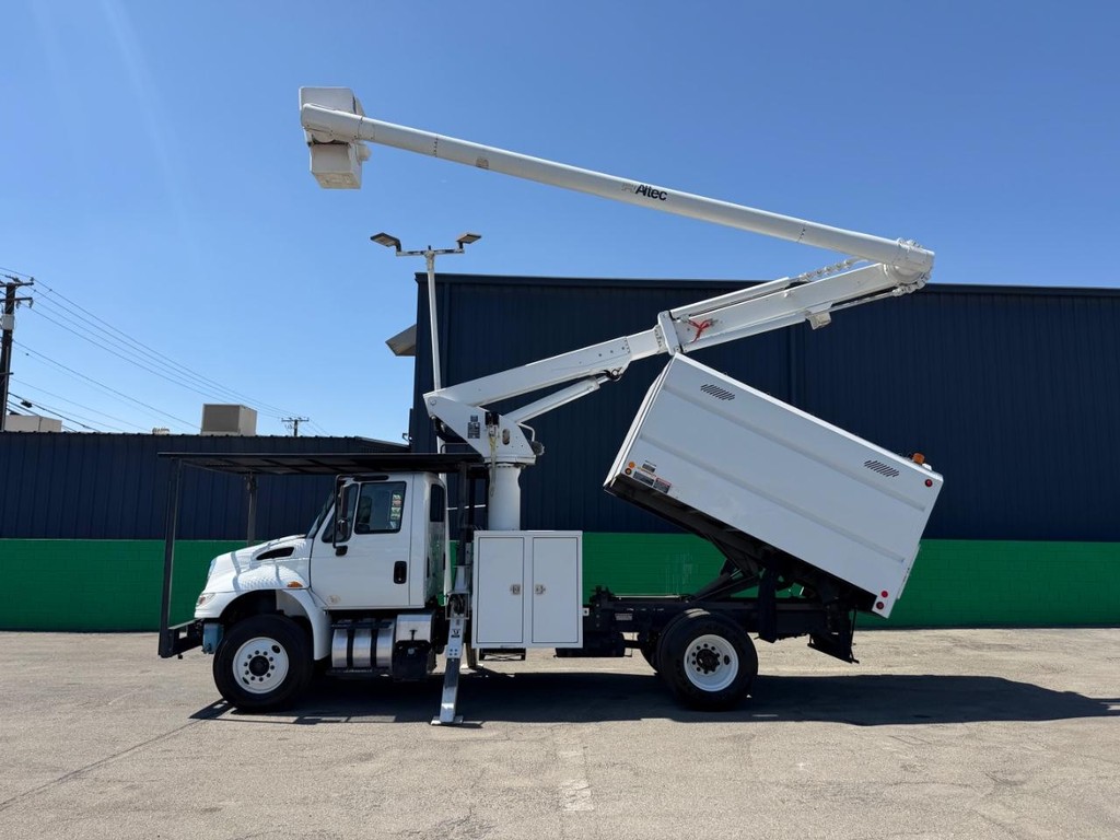 International 4400 Altec LR756 Forestry Bucket Truck / Vehicle Full-screen Gallery Image 65