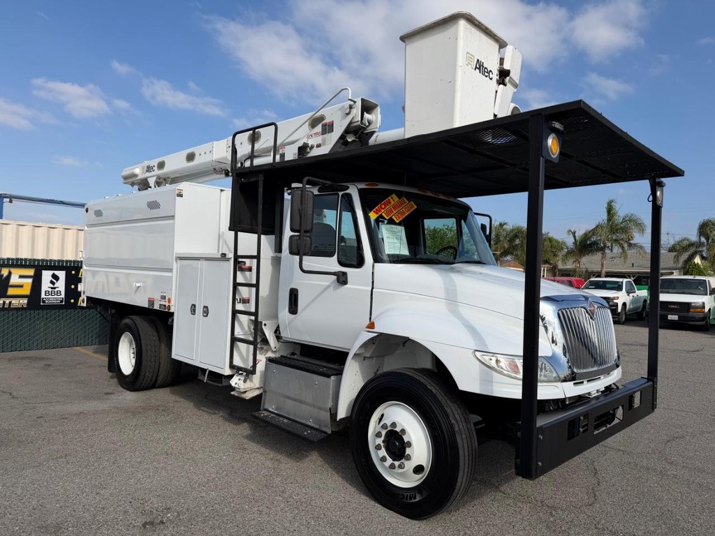 International 4400 Altec LR756 Forestry Bucket Truck / Vehicle Full-screen Gallery Image 69