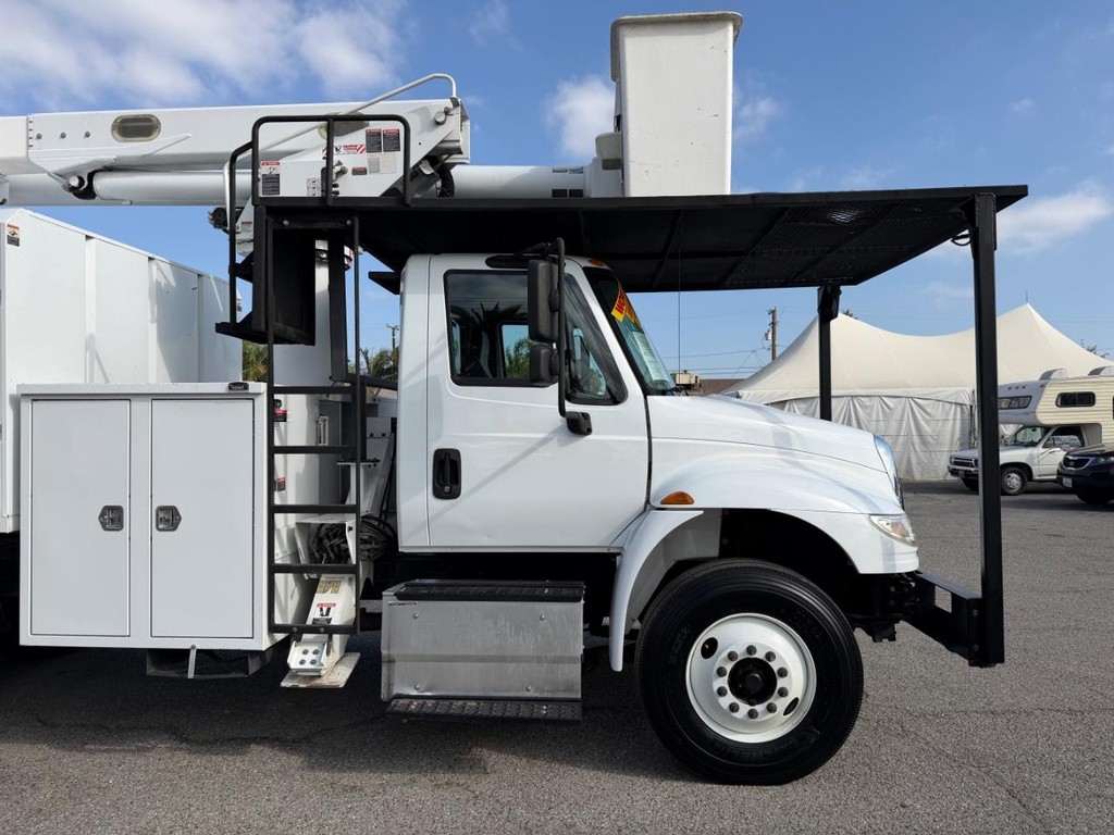 International 4400 Altec LR756 Forestry Bucket Truck / Vehicle Full-screen Gallery Image 70