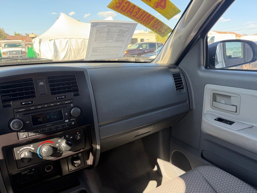 Dodge Dakota Vehicle Full-screen Gallery Image 28