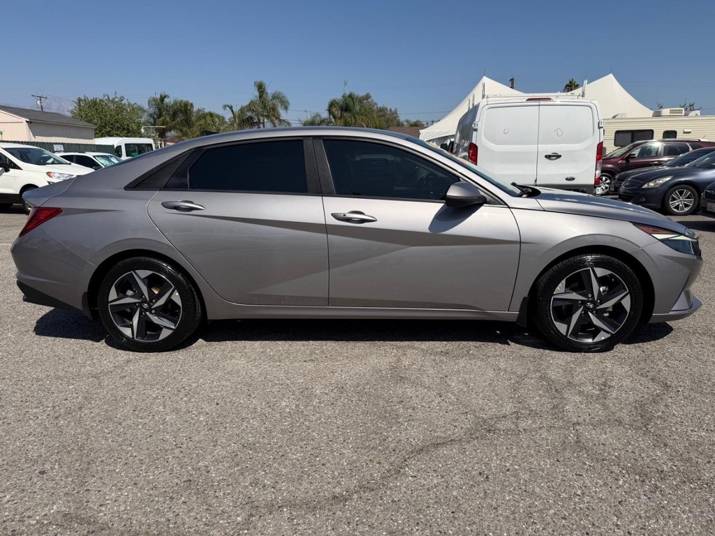 Hyundai Elantra Vehicle Full-screen Gallery Image 05