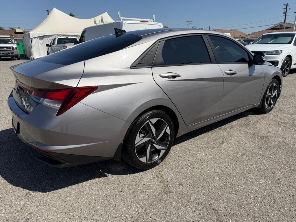 Hyundai Elantra Vehicle Full-screen Gallery Image 06