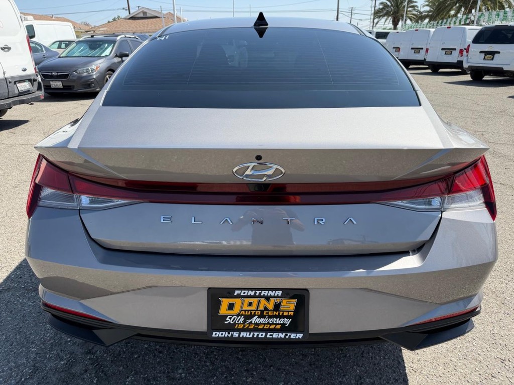 Hyundai Elantra Vehicle Full-screen Gallery Image 08