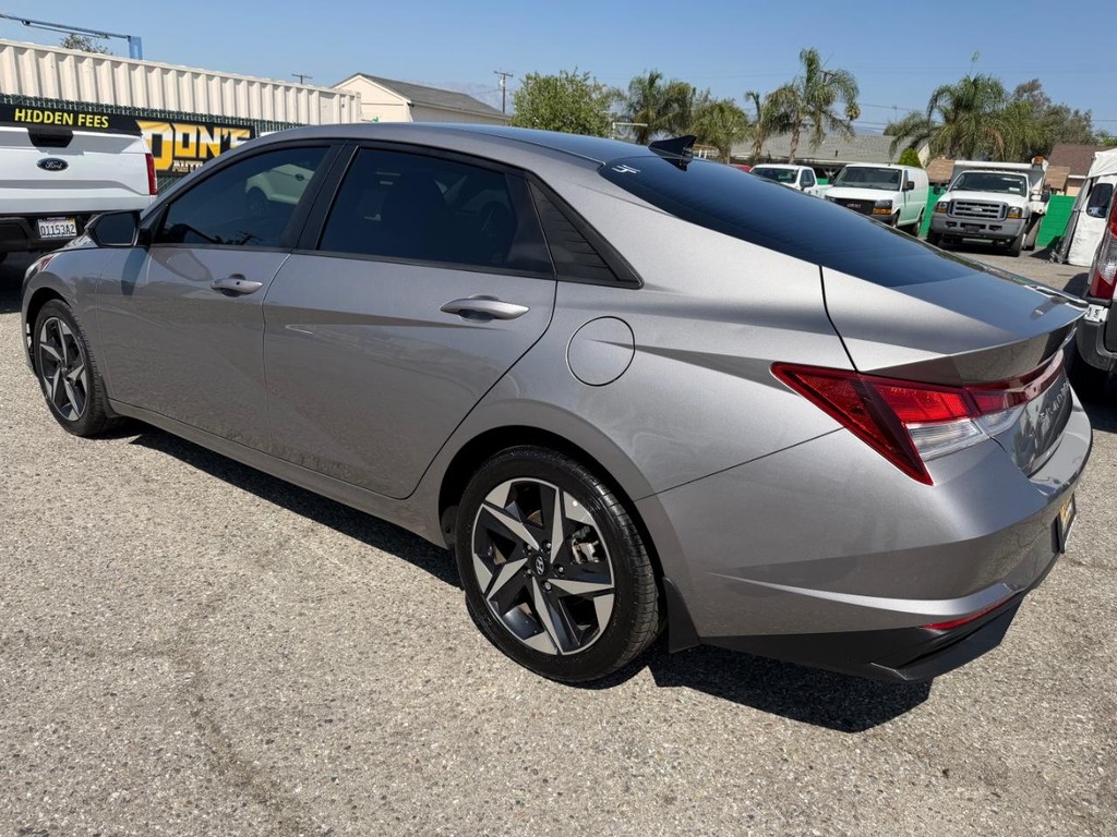 Hyundai Elantra Vehicle Full-screen Gallery Image 09