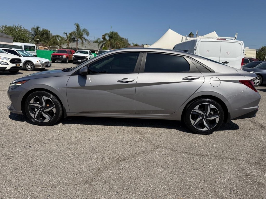 Hyundai Elantra Vehicle Full-screen Gallery Image 11