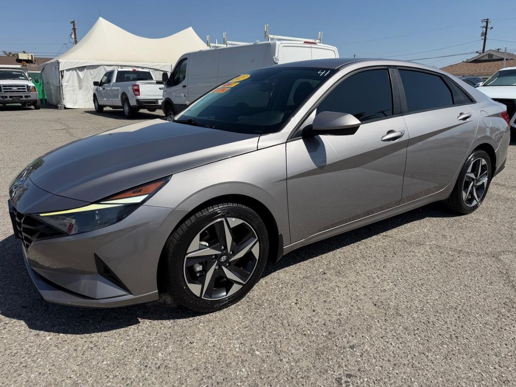 Hyundai Elantra Vehicle Full-screen Gallery Image 12