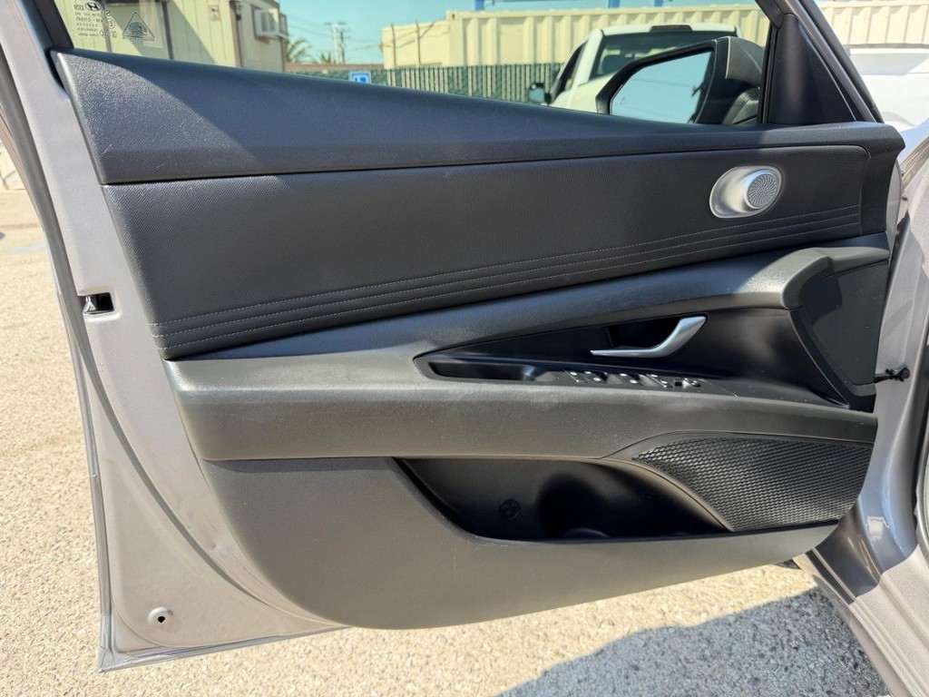 Hyundai Elantra Vehicle Full-screen Gallery Image 15