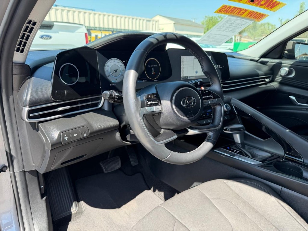 Hyundai Elantra Vehicle Full-screen Gallery Image 16