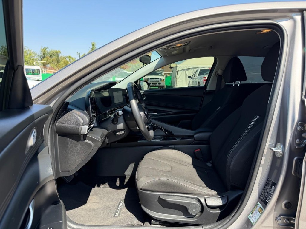 Hyundai Elantra Vehicle Full-screen Gallery Image 17