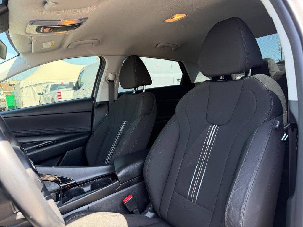 Hyundai Elantra Vehicle Full-screen Gallery Image 18
