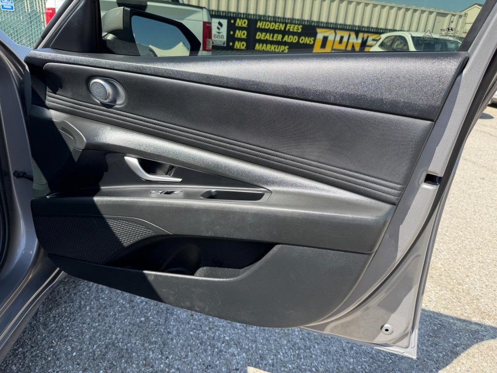 Hyundai Elantra Vehicle Full-screen Gallery Image 19